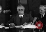 Standbild Präsident Franklin Roosevelt Schilder Entwurf Washington DC USA, 1940, aus Sekunde 62 historischem Filmmaterial Videoclip 65675046158