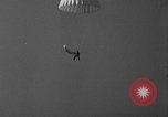 Image parachutistes Lakehurst New Jersey USA, 1941, de la seconde 37 séquences d'archives historiques vidéo 65675046181