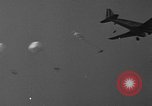 Image parachutistes Lakehurst New Jersey USA, 1941, de la seconde 46 séquences d'archives historiques vidéo 65675046181