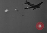 Image parachutistes Lakehurst New Jersey USA, 1941, de la seconde 48 séquences d'archives historiques vidéo 65675046181