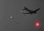 Image parachutistes Lakehurst New Jersey USA, 1941, de la seconde 49 séquences d'archives historiques vidéo 65675046181