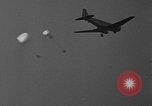 Image parachutistes Lakehurst New Jersey USA, 1941, de la seconde 50 séquences d'archives historiques vidéo 65675046181