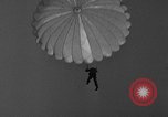 Image parachutistes Lakehurst New Jersey USA, 1941, de la seconde 52 séquences d'archives historiques vidéo 65675046181