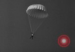 Image parachutistes Lakehurst New Jersey USA, 1941, de la seconde 54 séquences d'archives historiques vidéo 65675046181