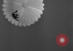 Image parachutistes Lakehurst New Jersey USA, 1941, de la seconde 56 séquences d'archives historiques vidéo 65675046181