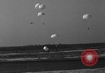 Image parachutistes Lakehurst New Jersey USA, 1941, de la seconde 60 séquences d'archives historiques vidéo 65675046181
