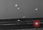 Image parachutistes Lakehurst New Jersey USA, 1941, de la seconde 61 séquences d'archives historiques vidéo 65675046181