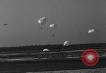 Image parachutistes Lakehurst New Jersey USA, 1941, de la seconde 62 séquences d'archives historiques vidéo 65675046181