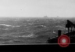 Immagine di US convoglio di navi da trasporto e cacciatorpediniere Reykjavík Islanda, 1941, secondo 10 filmato di repertorio 65675046186
