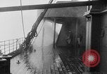 Immagine di US convoglio di navi da trasporto e cacciatorpediniere Reykjavík Islanda, 1941, secondo 16 filmato di repertorio 65675046186