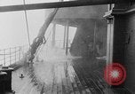 Immagine di US convoglio di navi da trasporto e cacciatorpediniere Reykjavík Islanda, 1941, secondo 18 filmato di repertorio 65675046186