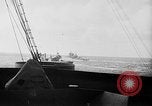 Immagine di US convoglio di navi da trasporto e cacciatorpediniere Reykjavík Islanda, 1941, secondo 30 filmato di repertorio 65675046186