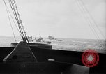 Immagine di US convoglio di navi da trasporto e cacciatorpediniere Reykjavík Islanda, 1941, secondo 31 filmato di repertorio 65675046186