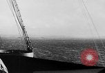 Immagine di US convoglio di navi da trasporto e cacciatorpediniere Reykjavík Islanda, 1941, secondo 38 filmato di repertorio 65675046186