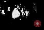 Standbild Deutsche Kriegsgefangene das Einsteigen in ein britisches Schiff Nordsee, 1941, aus Sekunde 6 historischem Filmmaterial Videoclip 65675046187