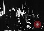Standbild Deutsche Kriegsgefangene das Einsteigen in ein britisches Schiff Nordsee, 1941, aus Sekunde 11 historischem Filmmaterial Videoclip 65675046187