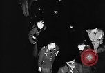 Standbild Deutsche Kriegsgefangene das Einsteigen in ein britisches Schiff Nordsee, 1941, aus Sekunde 13 historischem Filmmaterial Videoclip 65675046187