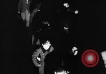 Standbild Deutsche Kriegsgefangene das Einsteigen in ein britisches Schiff Nordsee, 1941, aus Sekunde 14 historischem Filmmaterial Videoclip 65675046187