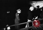 Standbild Deutsche Kriegsgefangene das Einsteigen in ein britisches Schiff Nordsee, 1941, aus Sekunde 15 historischem Filmmaterial Videoclip 65675046187