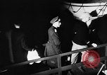 Standbild Deutsche Kriegsgefangene das Einsteigen in ein britisches Schiff Nordsee, 1941, aus Sekunde 16 historischem Filmmaterial Videoclip 65675046187