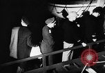 Standbild Deutsche Kriegsgefangene das Einsteigen in ein britisches Schiff Nordsee, 1941, aus Sekunde 17 historischem Filmmaterial Videoclip 65675046187