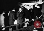 Standbild Deutsche Kriegsgefangene das Einsteigen in ein britisches Schiff Nordsee, 1941, aus Sekunde 18 historischem Filmmaterial Videoclip 65675046187