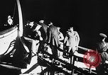 Standbild Deutsche Kriegsgefangene das Einsteigen in ein britisches Schiff Nordsee, 1941, aus Sekunde 19 historischem Filmmaterial Videoclip 65675046187