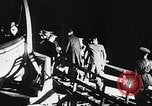 Standbild Deutsche Kriegsgefangene das Einsteigen in ein britisches Schiff Nordsee, 1941, aus Sekunde 20 historischem Filmmaterial Videoclip 65675046187