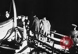 Standbild Deutsche Kriegsgefangene das Einsteigen in ein britisches Schiff Nordsee, 1941, aus Sekunde 21 historischem Filmmaterial Videoclip 65675046187