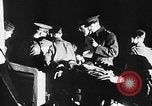 Standbild Deutsche Kriegsgefangene das Einsteigen in ein britisches Schiff Nordsee, 1941, aus Sekunde 23 historischem Filmmaterial Videoclip 65675046187