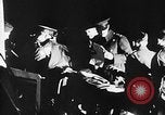 Standbild Deutsche Kriegsgefangene das Einsteigen in ein britisches Schiff Nordsee, 1941, aus Sekunde 24 historischem Filmmaterial Videoclip 65675046187