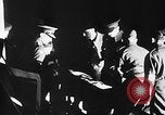 Standbild Deutsche Kriegsgefangene das Einsteigen in ein britisches Schiff Nordsee, 1941, aus Sekunde 25 historischem Filmmaterial Videoclip 65675046187