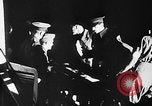 Standbild Deutsche Kriegsgefangene das Einsteigen in ein britisches Schiff Nordsee, 1941, aus Sekunde 27 historischem Filmmaterial Videoclip 65675046187