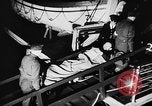 Standbild Deutsche Kriegsgefangene das Einsteigen in ein britisches Schiff Nordsee, 1941, aus Sekunde 28 historischem Filmmaterial Videoclip 65675046187