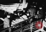 Standbild Deutsche Kriegsgefangene das Einsteigen in ein britisches Schiff Nordsee, 1941, aus Sekunde 29 historischem Filmmaterial Videoclip 65675046187