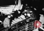 Standbild Deutsche Kriegsgefangene das Einsteigen in ein britisches Schiff Nordsee, 1941, aus Sekunde 30 historischem Filmmaterial Videoclip 65675046187
