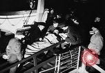 Standbild Deutsche Kriegsgefangene das Einsteigen in ein britisches Schiff Nordsee, 1941, aus Sekunde 31 historischem Filmmaterial Videoclip 65675046187