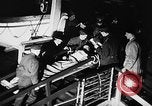 Standbild Deutsche Kriegsgefangene das Einsteigen in ein britisches Schiff Nordsee, 1941, aus Sekunde 32 historischem Filmmaterial Videoclip 65675046187