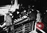 Standbild Deutsche Kriegsgefangene das Einsteigen in ein britisches Schiff Nordsee, 1941, aus Sekunde 33 historischem Filmmaterial Videoclip 65675046187