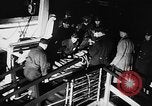 Standbild Deutsche Kriegsgefangene das Einsteigen in ein britisches Schiff Nordsee, 1941, aus Sekunde 34 historischem Filmmaterial Videoclip 65675046187