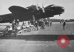 Standbild Deutsche Kriegsgefangene das Einsteigen in ein britisches Schiff Nordsee, 1941, aus Sekunde 36 historischem Filmmaterial Videoclip 65675046187