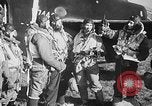 Standbild Deutsche Kriegsgefangene das Einsteigen in ein britisches Schiff Nordsee, 1941, aus Sekunde 42 historischem Filmmaterial Videoclip 65675046187