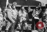Standbild Deutsche Kriegsgefangene das Einsteigen in ein britisches Schiff Nordsee, 1941, aus Sekunde 43 historischem Filmmaterial Videoclip 65675046187