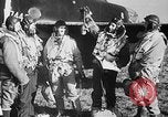 Standbild Deutsche Kriegsgefangene das Einsteigen in ein britisches Schiff Nordsee, 1941, aus Sekunde 44 historischem Filmmaterial Videoclip 65675046187