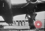Standbild Deutsche Kriegsgefangene das Einsteigen in ein britisches Schiff Nordsee, 1941, aus Sekunde 47 historischem Filmmaterial Videoclip 65675046187
