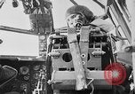 Standbild Deutsche Kriegsgefangene das Einsteigen in ein britisches Schiff Nordsee, 1941, aus Sekunde 48 historischem Filmmaterial Videoclip 65675046187