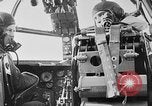 Standbild Deutsche Kriegsgefangene das Einsteigen in ein britisches Schiff Nordsee, 1941, aus Sekunde 49 historischem Filmmaterial Videoclip 65675046187