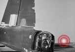 Standbild Deutsche Kriegsgefangene das Einsteigen in ein britisches Schiff Nordsee, 1941, aus Sekunde 51 historischem Filmmaterial Videoclip 65675046187