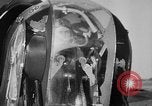 Standbild Deutsche Kriegsgefangene das Einsteigen in ein britisches Schiff Nordsee, 1941, aus Sekunde 52 historischem Filmmaterial Videoclip 65675046187
