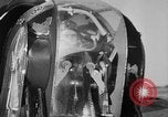 Standbild Deutsche Kriegsgefangene das Einsteigen in ein britisches Schiff Nordsee, 1941, aus Sekunde 53 historischem Filmmaterial Videoclip 65675046187